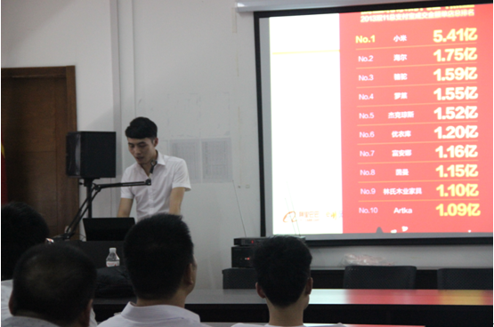 商學(xué)院鄭老師在授課