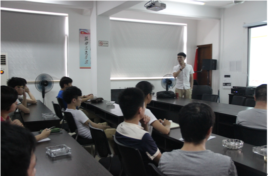 鄭老師在講授電子商務(wù)發(fā)展趨勢