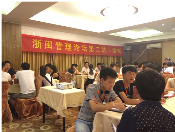 管理層進行早會的模擬